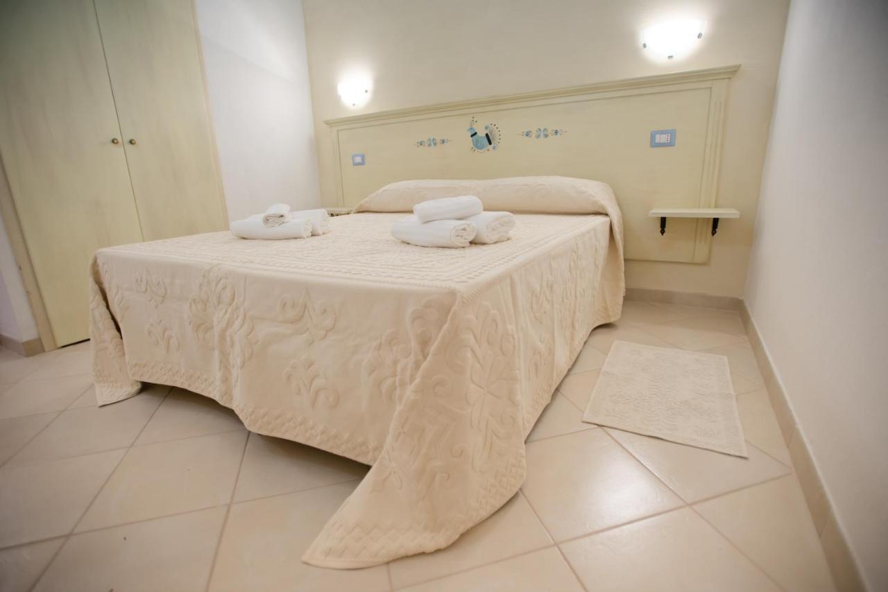 Baia Delle Mimose Lejlighedshotel Badesi Eksteriør billede