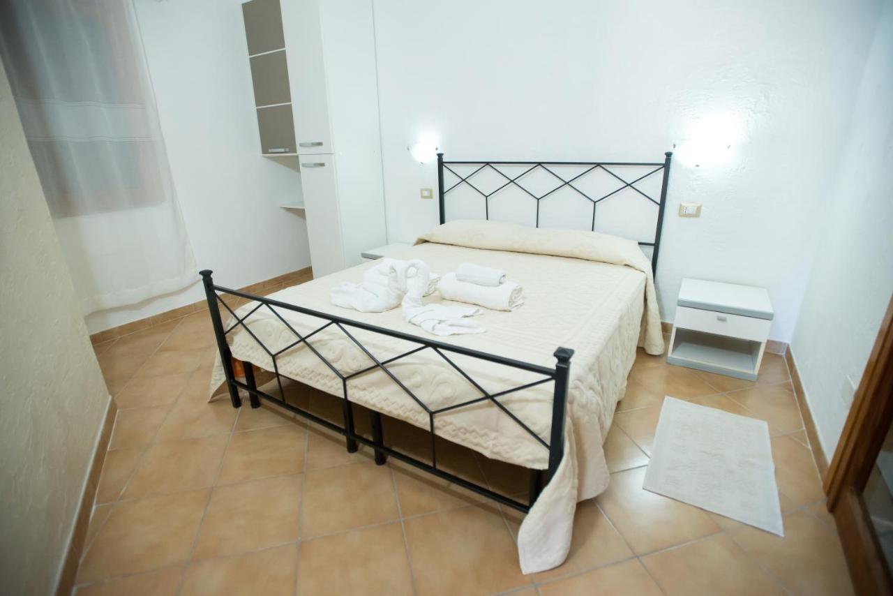 Baia Delle Mimose Lejlighedshotel Badesi Eksteriør billede