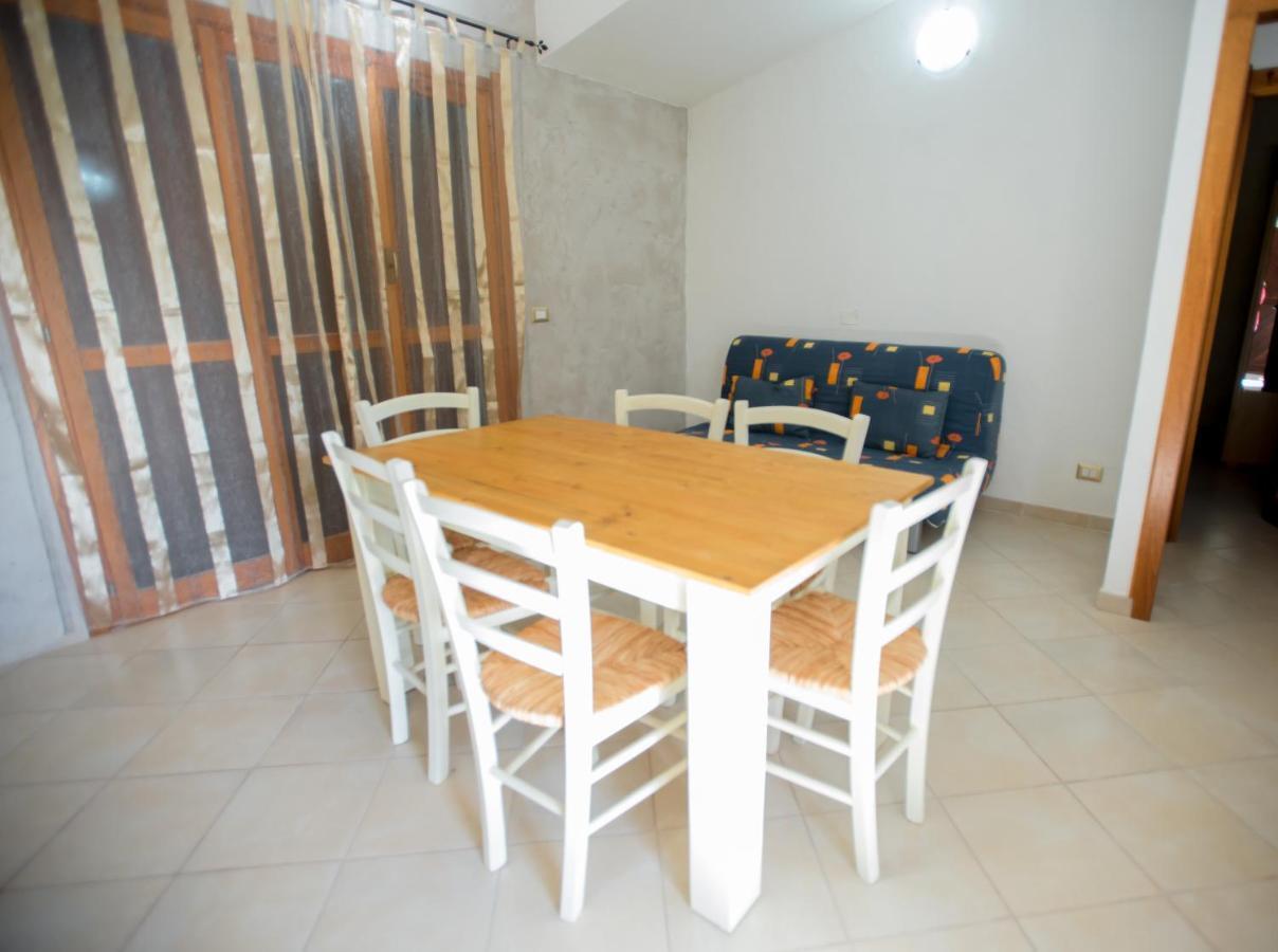 Baia Delle Mimose Lejlighedshotel Badesi Eksteriør billede