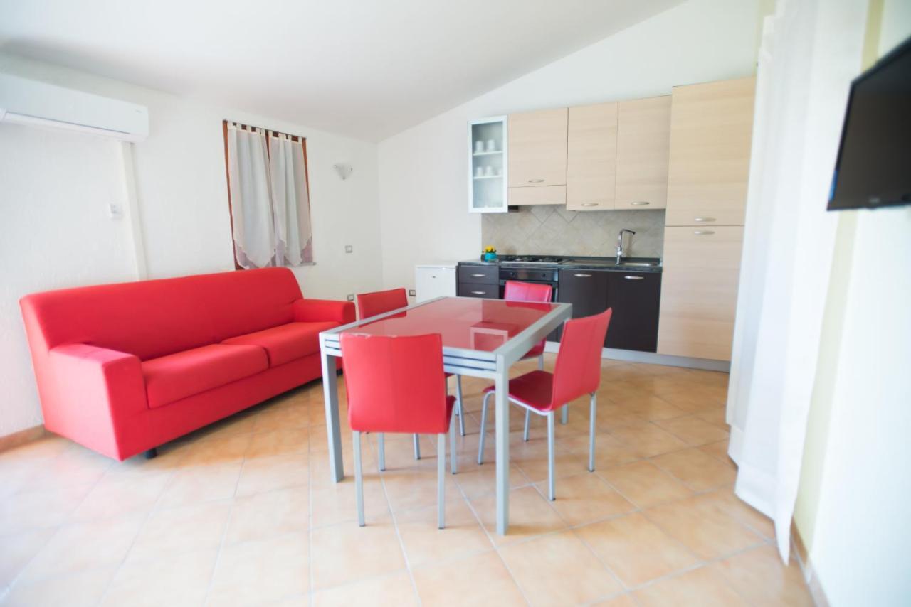 Baia Delle Mimose Lejlighedshotel Badesi Eksteriør billede