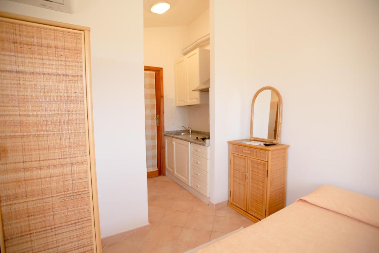 Baia Delle Mimose Lejlighedshotel Badesi Eksteriør billede