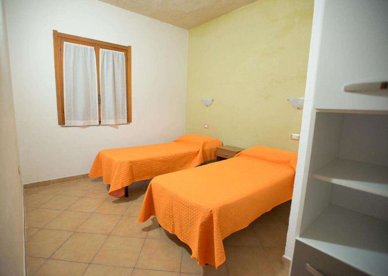 Baia Delle Mimose Lejlighedshotel Badesi Eksteriør billede