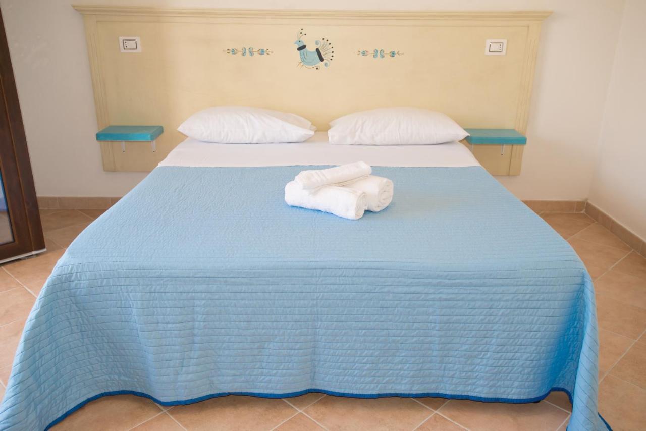 Baia Delle Mimose Lejlighedshotel Badesi Eksteriør billede